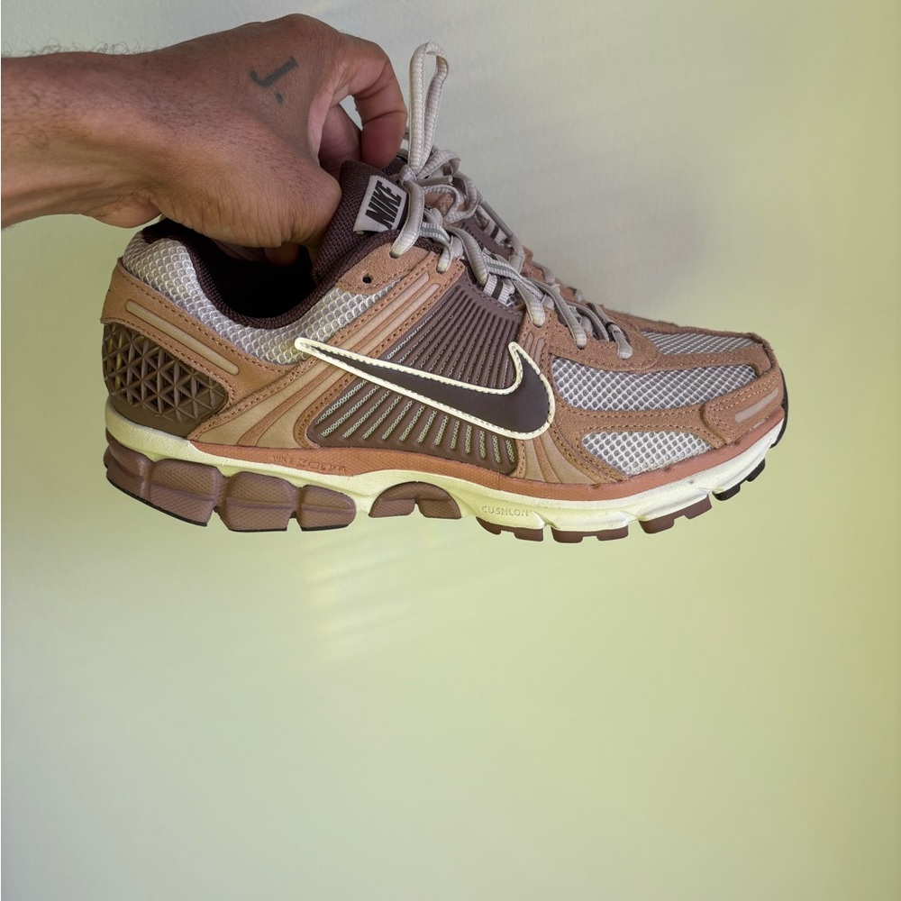 Nike WMNS Running Shoe - Vomero 5